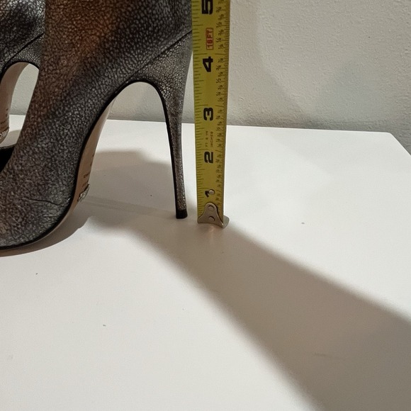 Schutz Women's Matte Metallic Grey Silver Leather Stiletto Pumps Sz 7 Point Toe - Picture 10 of 10